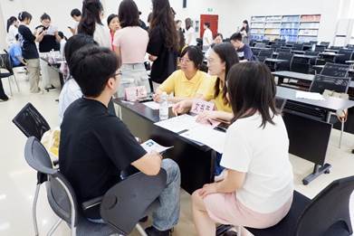 会议室里的人们AI 生成的内容可能不正确。